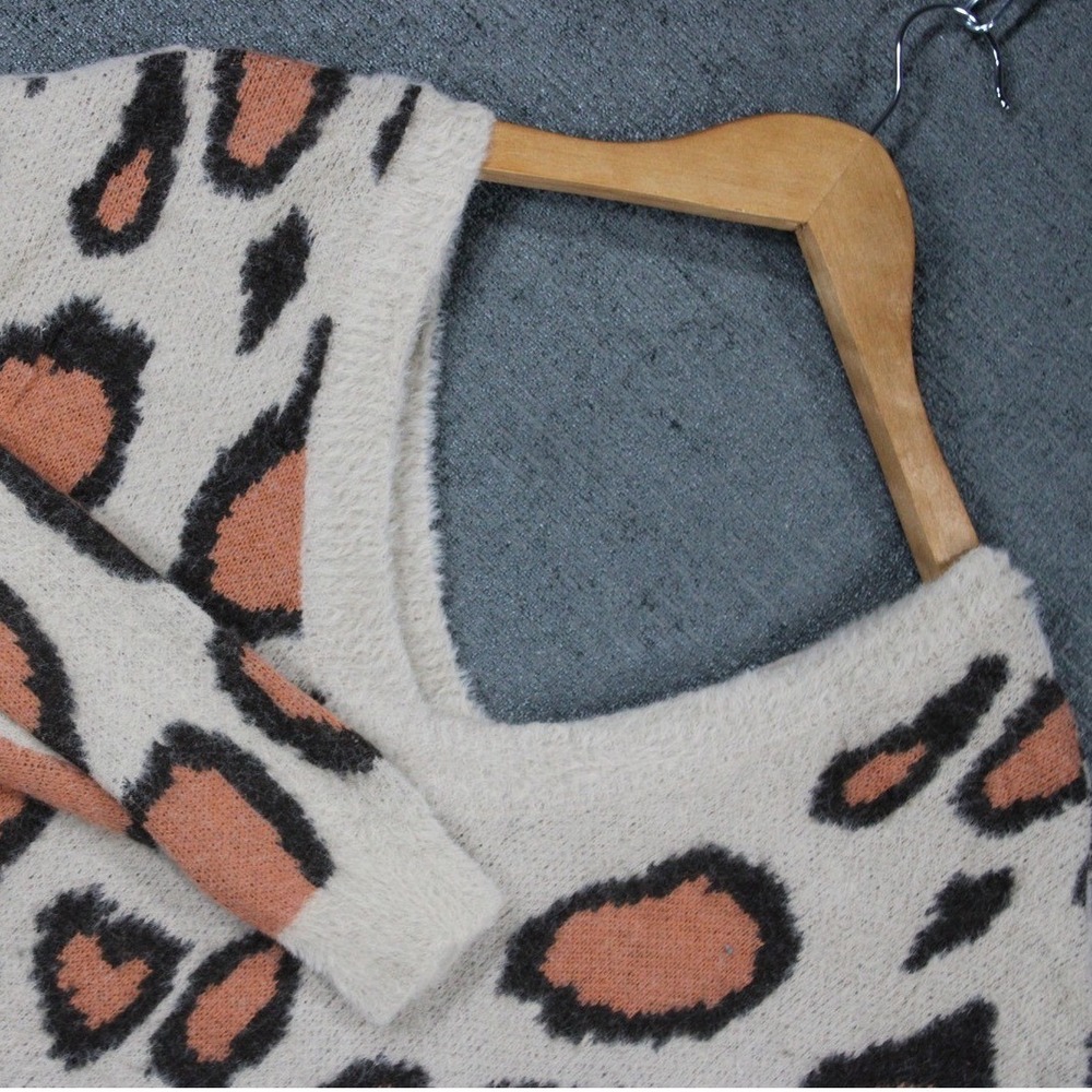 Gigio USA Womens Leopard Print Fuzzy V-Neck Sweater Tan Cream TC1396 Small - Picture 3 of 10